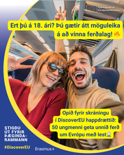 Tveir unglingar sitja glaðir í lestarsæti og halda í myndavélina fyrir sjálfu. Þau brosa og sýna 