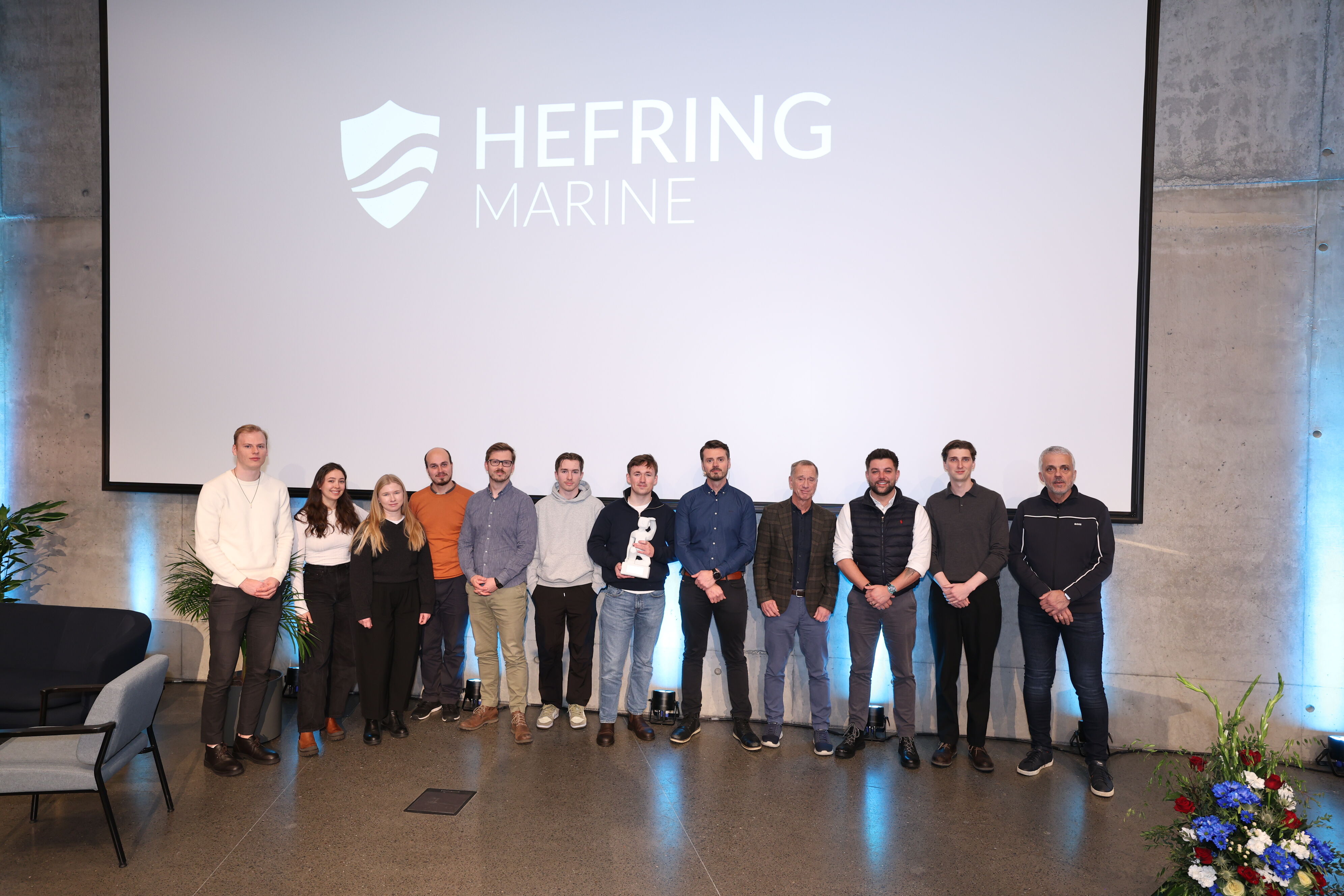 Teymi-Hefring-Marine-vid-afhendingu-verdllaunanna-ljosmyndari-Sigurjon-Ragnar